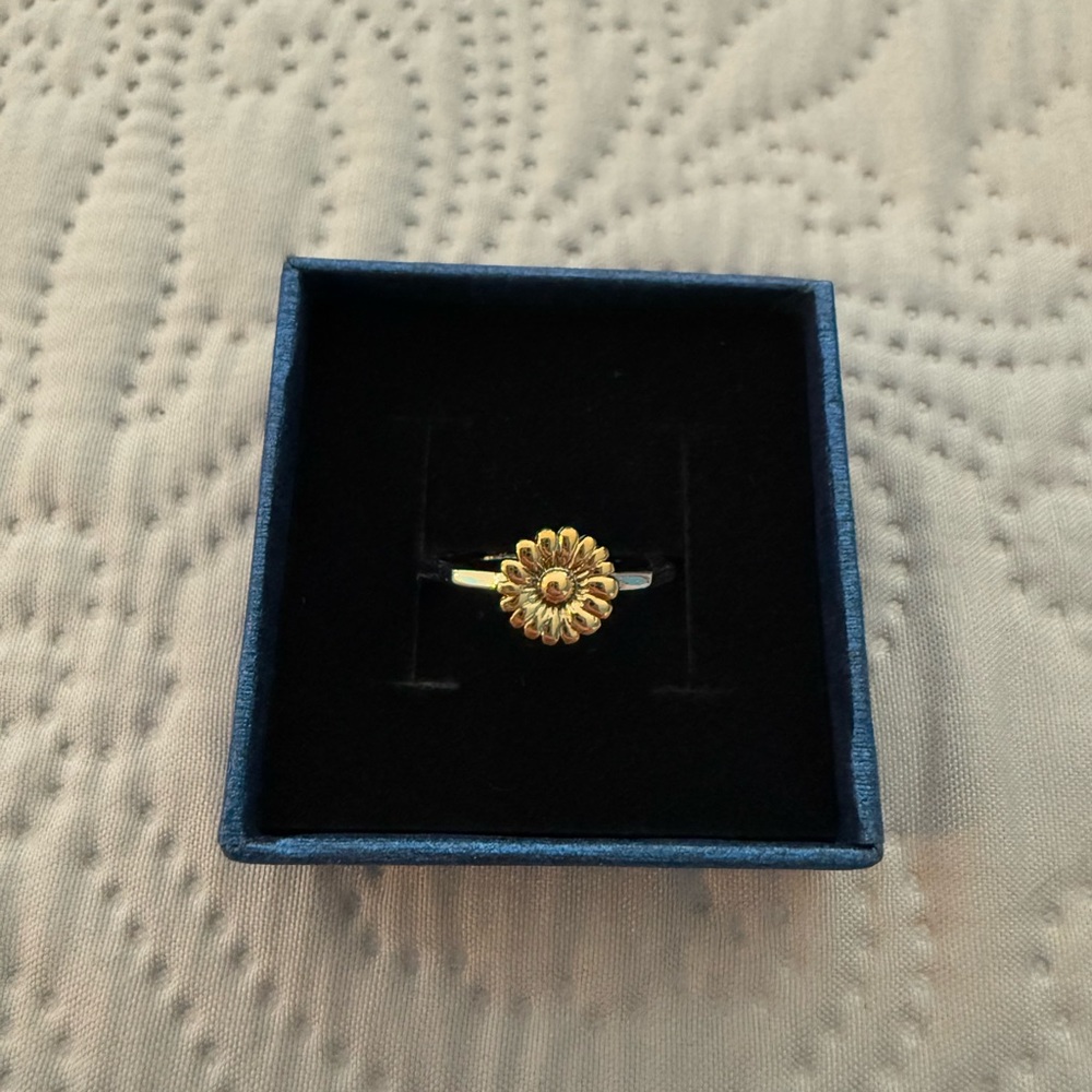 Elegant Gold Flower Ring